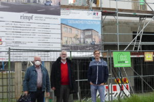 Jörn Walter, Jens Peter Jensen und Mike Pahnke vor dem Bauschild des Gesundheitszentrums in Lunden